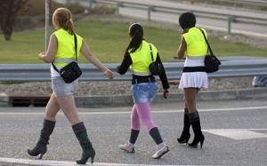 Les putes espagnoles doivent porter une veste fluorescente lorsqu'elles travaillent en bordure de route
