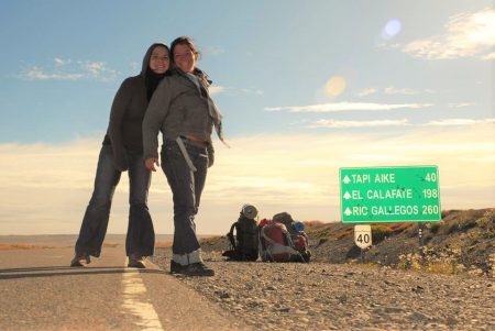 Amlie et Marion Laurin en auto-stop lors de leur voyage Jusqu'au bout de la terre