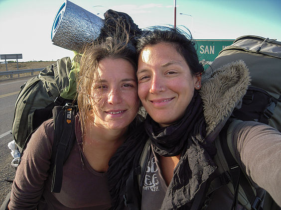 Amélie Laurin et Marion Laurin sur la route en auto-stop avec leurs sacs à dos