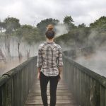 clouzote sur un pont pédestre nous faisant dos