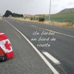 un barbu en bord de route - sac à dos avec un drapeau canadien