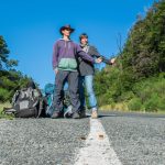 Quentin et Mariette de Shoesyourpath font de l'auto-stop en bordure de route