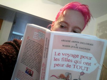 couverture du livre voyage pour les filles qui ont peur de tout avec mes cheveux roses au dessus