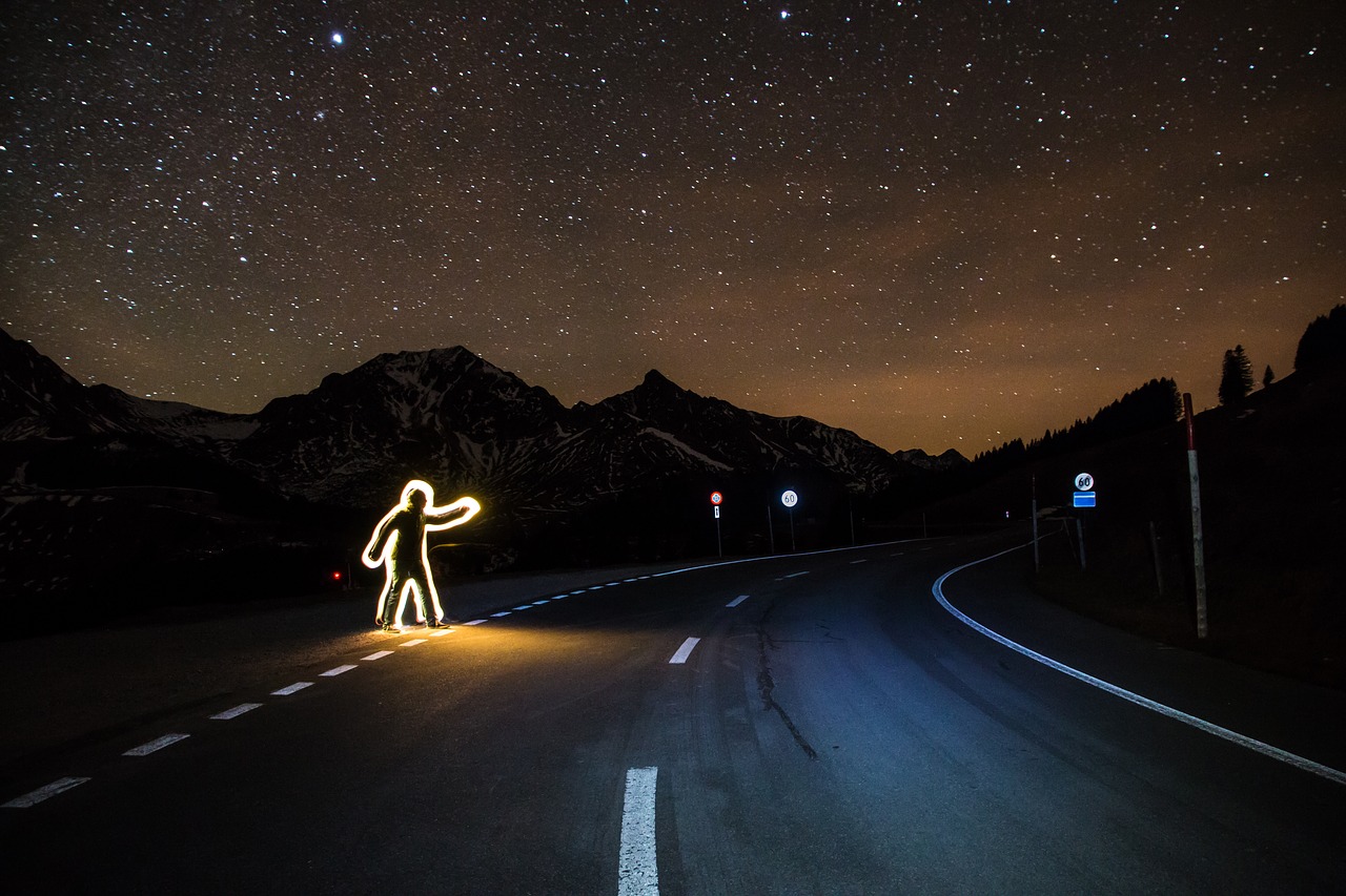 homme illuminé faisant du stop de nuit, photo d'illustration