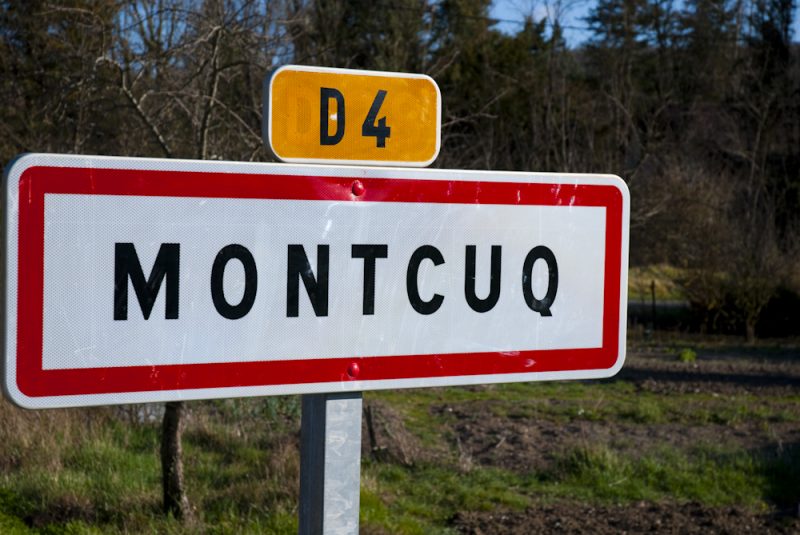 Pancarte d'entrée du village de Montcuq