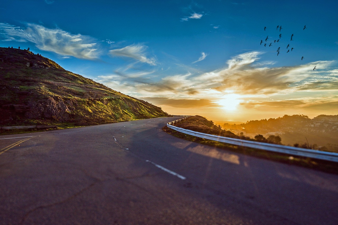 photo d'illustration route dde montagne crépuscule auto-stop