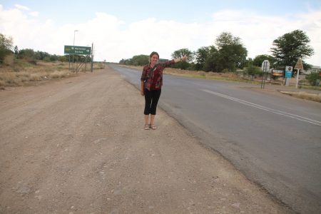 Auto-stoppeuse au bord de la route en Afrique, Solenne en Namibie